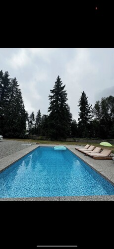 Hotel California come chill by the salt water pool or walk min from the beach!