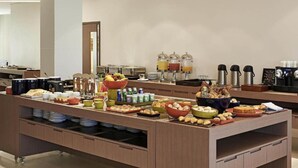 Tarjolla on runsas buffet, jossa on monipuolinen valikoima ruokia ja juomia.