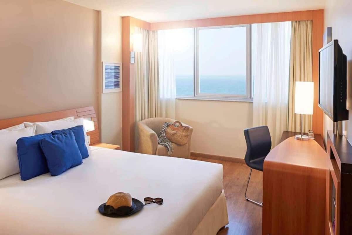 Deluxe Twin Room, 1 Queen Bed, Sea View | In-room safe, desk, laptop workspace, blackout curtains