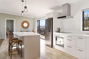 Refrigerador, microondas, horno y lavavajillas 