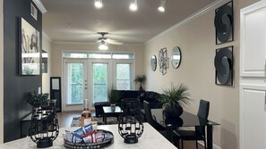 Dining - HTX Luxury Downtown Apartments 10 mins away from galleria mall private parking (Houston)