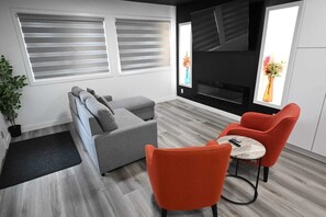 Smart TV, fireplace, ping pong