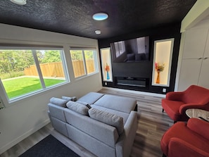 TV, fireplace - The Walkout at the Ravine (Edmonton)