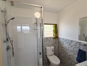 Shower, hair dryer, towels, soap - Sunset Bugalows (Aituaki)