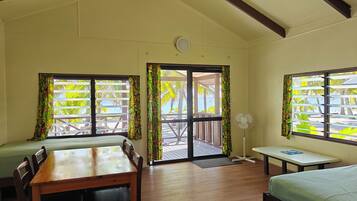 Bungalow familiar, vistas a la laguna | Zona de estar