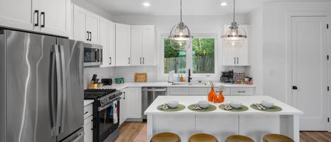 Køleskab, mikrobølgeovn, ovn, kogeplade