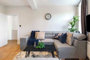 Living area - Kew View Suite 2BR Sleeps 9, near Central London (Richmond)