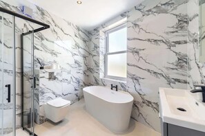 Bathroom - Kew View Suite 2BR Sleeps 9, near Central London (Richmond)
