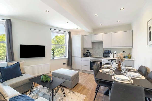 Living area - Kew View Suite 2BR Sleeps 9, near Central London (Richmond)
