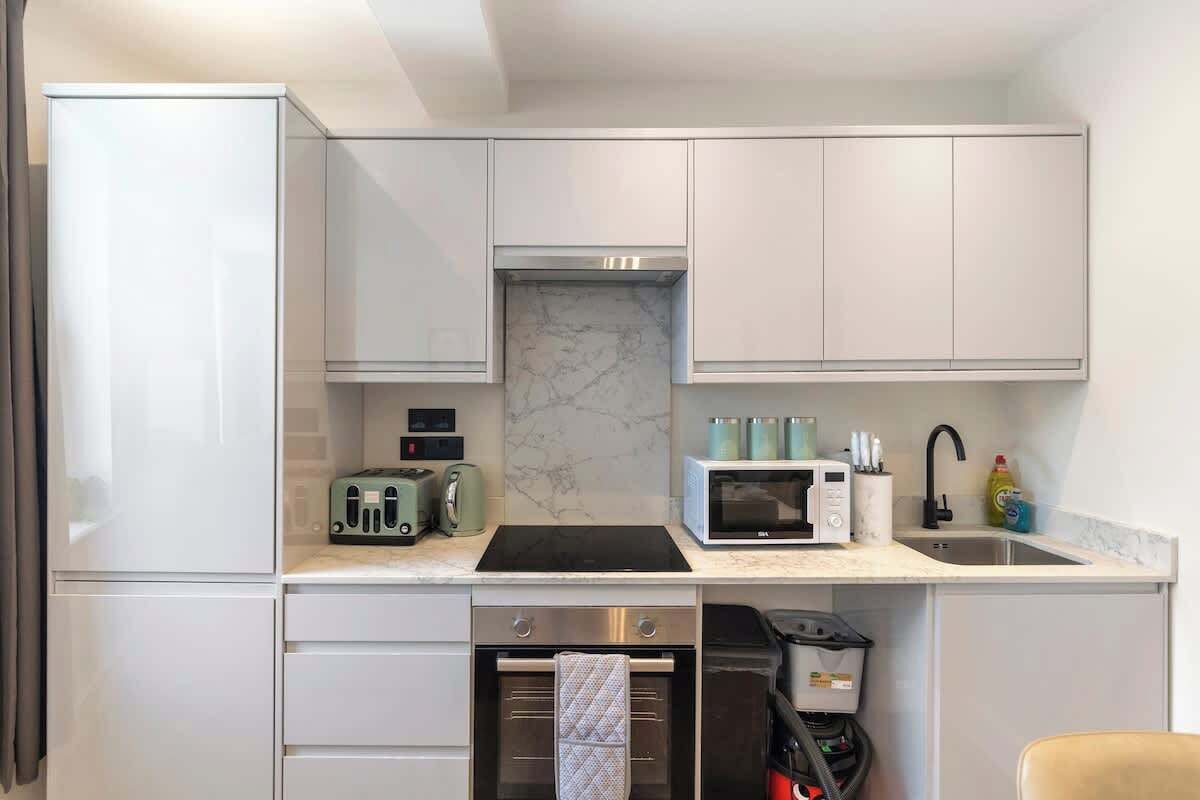 Frigorífico, microondas, horno y placa de cocina