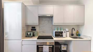 Frigorífico, microondas, horno y placa de cocina