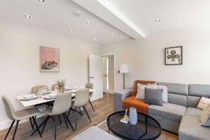 Dining - Apartment near kew gardens w/ kitchen (Greater London)