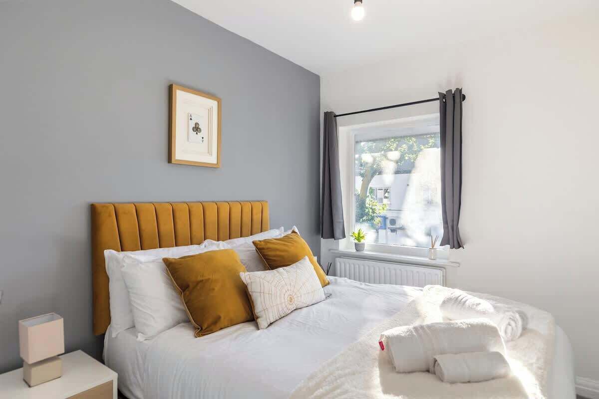 Iron/ironing board, travel cot, WiFi, bed sheets