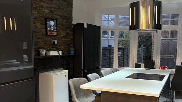 Unclassified image, 1 of 37, button - Spacious House with Private Entrance (London)