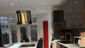 Unclassified image, 3 of 37, button - Spacious House with Private Entrance (London)