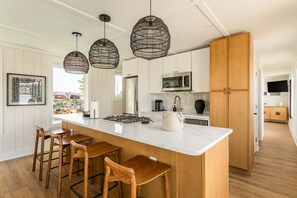 Frigorífico, microondas, placa de cocina y lavavajillas