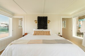 1 bedroom, desk, free WiFi, bed sheets