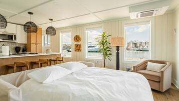 1 bedroom, desk, free WiFi, bed sheets