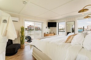 1 bedroom, desk, free WiFi, bed sheets