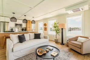 Smart-tv, bøger, stereoanlæg