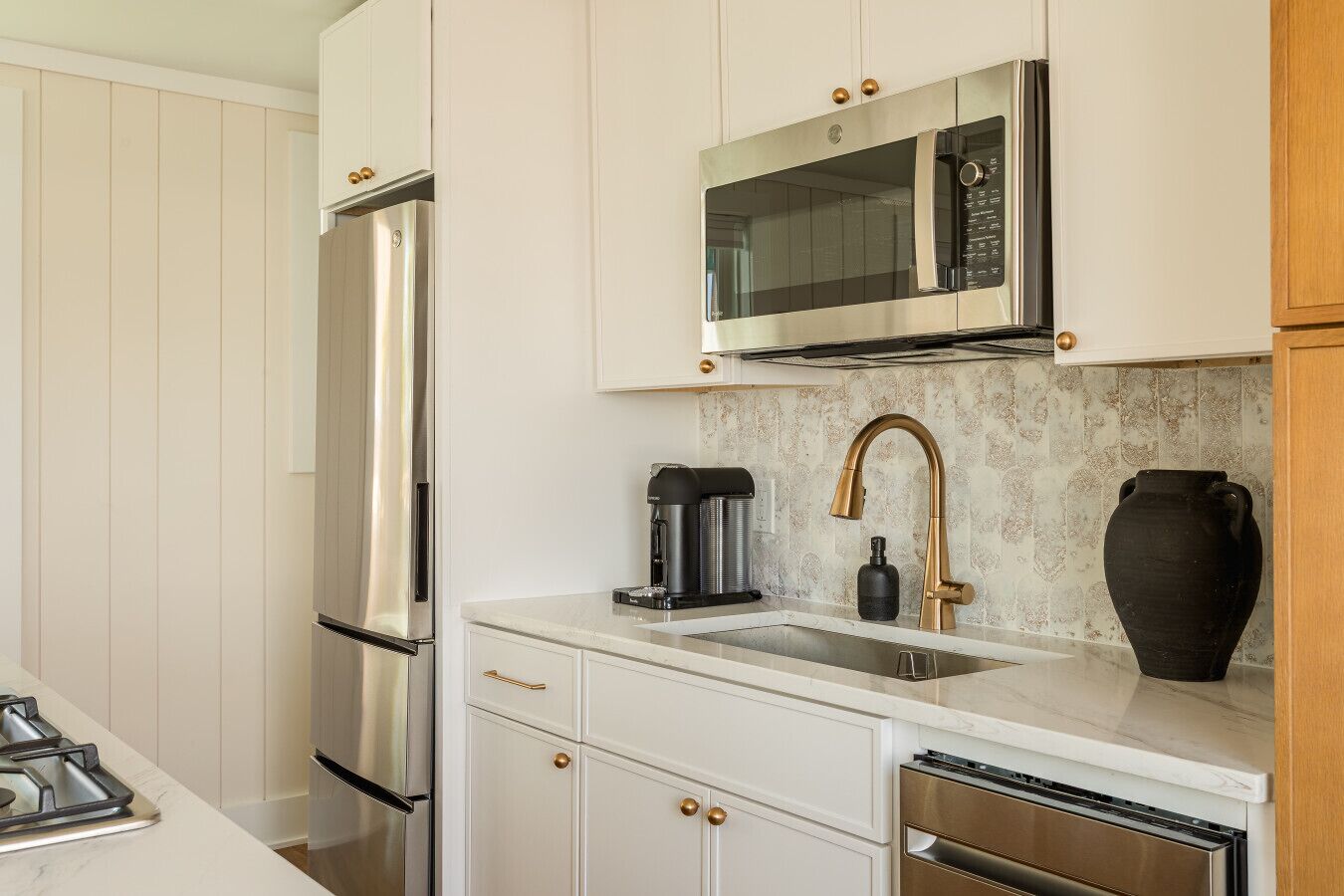 Geladeira, micro-ondas, cooktop, lava-louças