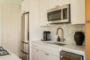 Fridge, microwave, stovetop, dishwasher - Flohom 10 | Amazing sunsets (Virginia Beach)