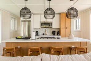 Refrigerador, microondas, placa de cocina, lavavajillas