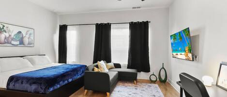 Escritorio, tabla de planchar con plancha, cuna de viaje y wifi