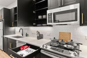 Refrigerador, microondas, horno y parrilla de estufa