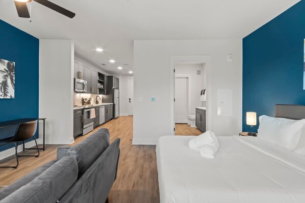 Escritorio, tabla de planchar con plancha, cuna de viaje y wifi 