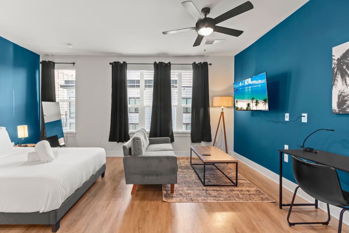 Schreibtisch, Bügeleisen/Bügelbrett, Reisekinderbett, WLAN