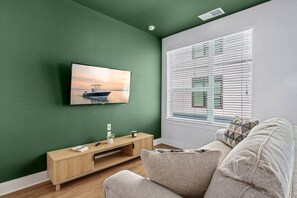 TV - Amazing Studio w/ Pool and Gym | Location! (Tampa)