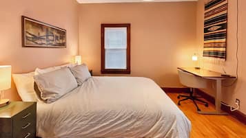 2 soverom, skrivebord, strykejern/-brett og wi-fi (inkludert)