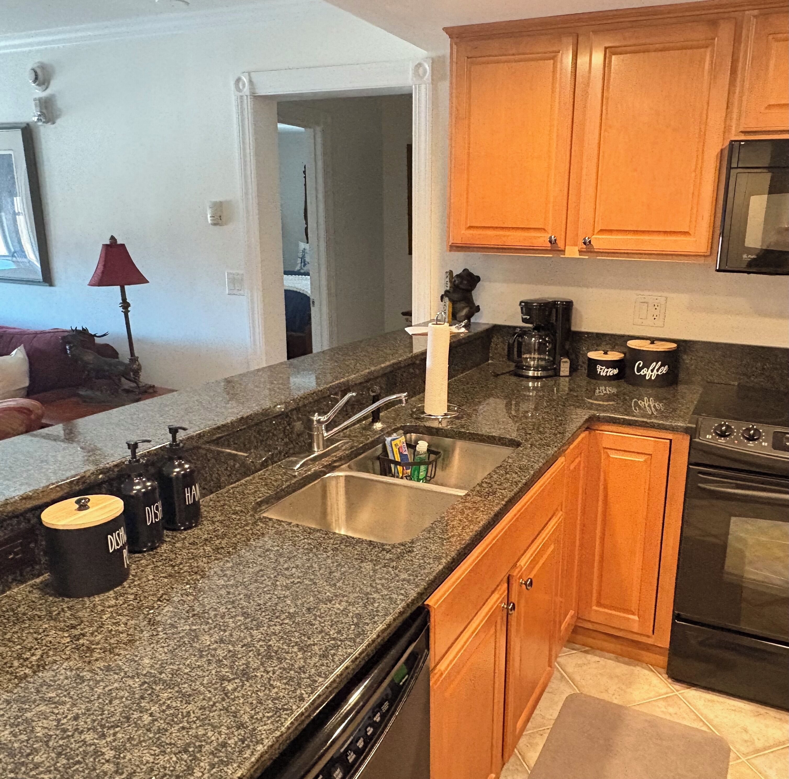 Mikrobølgeovn, ovn, kokeplater og oppvaskmaskin