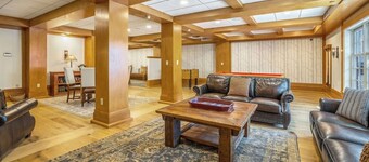 Weekday Special ⛷️Stratton Slopeside Condo at The Landmark!🎿