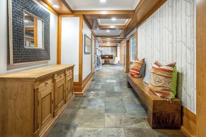 ⛷️Slope side Condo 🎿400ft to chairlift!