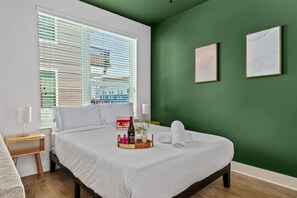 Bureau, fer et planche à repasser, lit parapluie, Wi-Fi