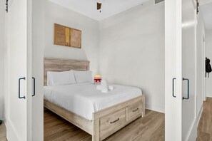 Een bureau, een strijkplank/strijkijzer, wifi, beddengoed