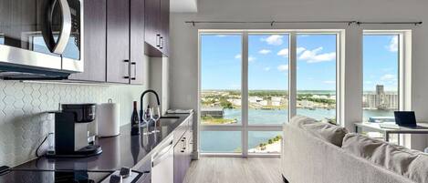 Geladeira, micro-ondas, fogão, cooktop