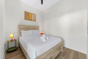 办公桌、熨斗/熨衣板、WiFi、床单