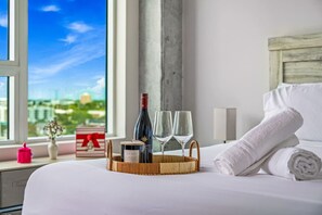 Escritorio, tabla de planchar con plancha, wifi y ropa de cama 