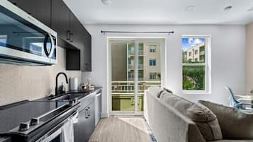 Réfrigérateur, micro-ondes, four, plaque de cuisson