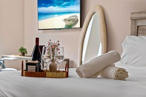 Desk, iron/ironing board, WiFi, bed sheets