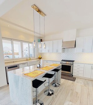 Mikrobølgeovn, ovn, kokeplater og oppvaskmaskin