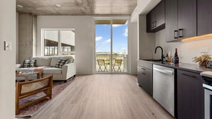 Un apartamento moderno con cocina, comedor y balcón con vistas.