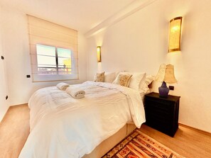1 dormitorio, tabla de planchar con plancha, wifi y ropa de cama