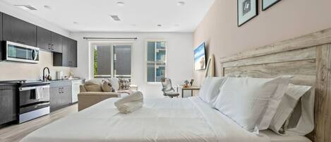 Desk, iron/ironing board, WiFi, bed sheets
