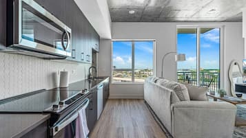 Fridge, oven, stovetop, dishwasher