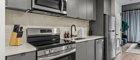 Frigorifero, microonde, forno, piano cottura