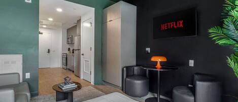 مكتب ومكواة/لوح كي وواي فاي وملاءات أسرّة